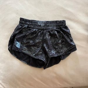 Black patterned Hotty Hot Low-Rise Lined Short 2.5"